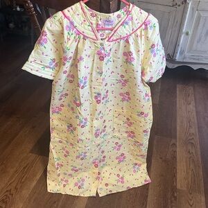 NWOT BETSY size medium housecoat